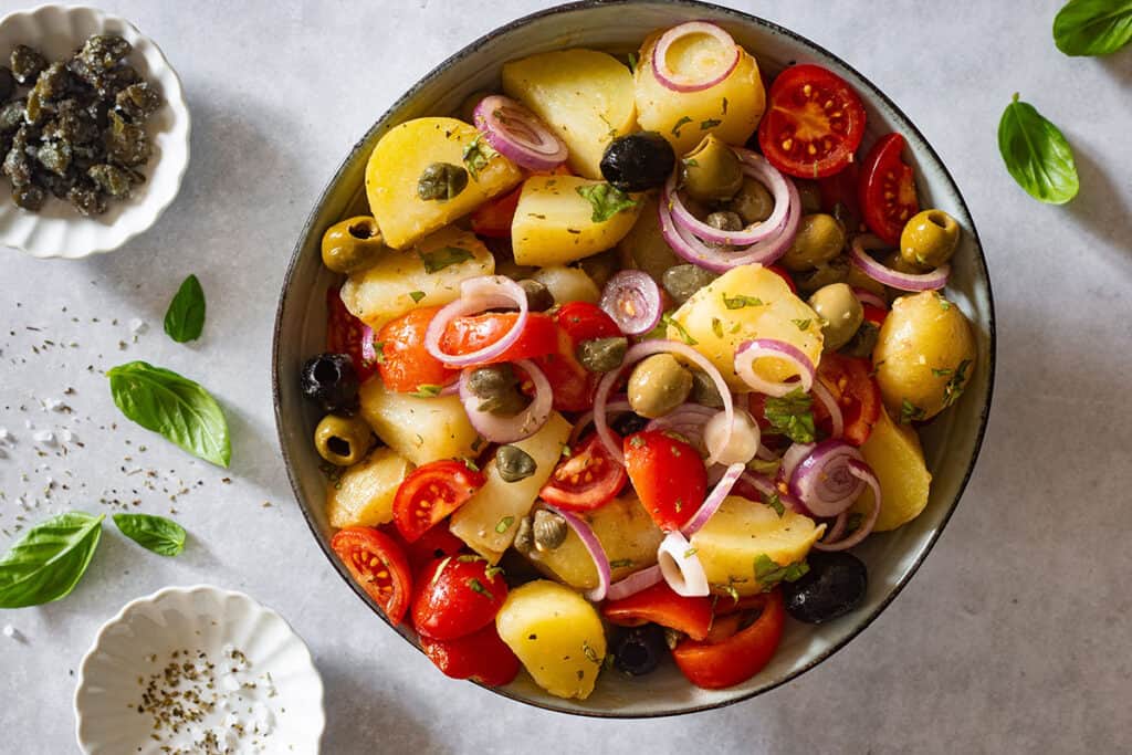 Insalata pantesca in a bowl.