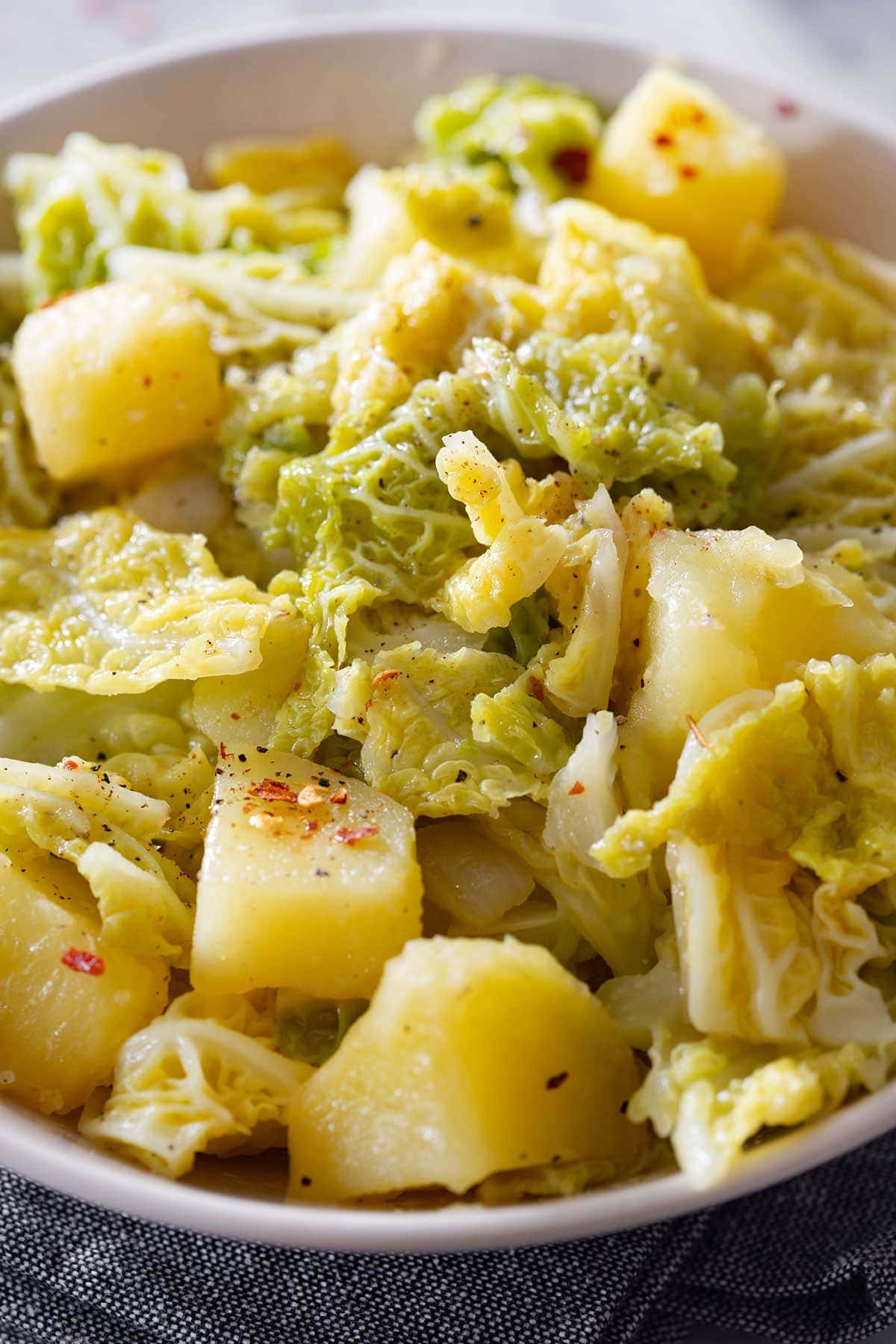 Close-up of verza e patate.