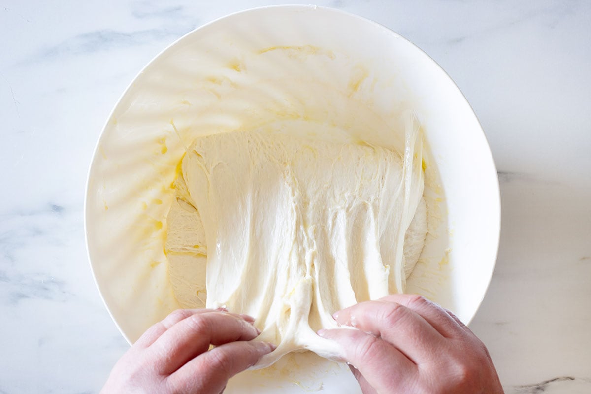 Making the last folding to the dough inside the bowl.