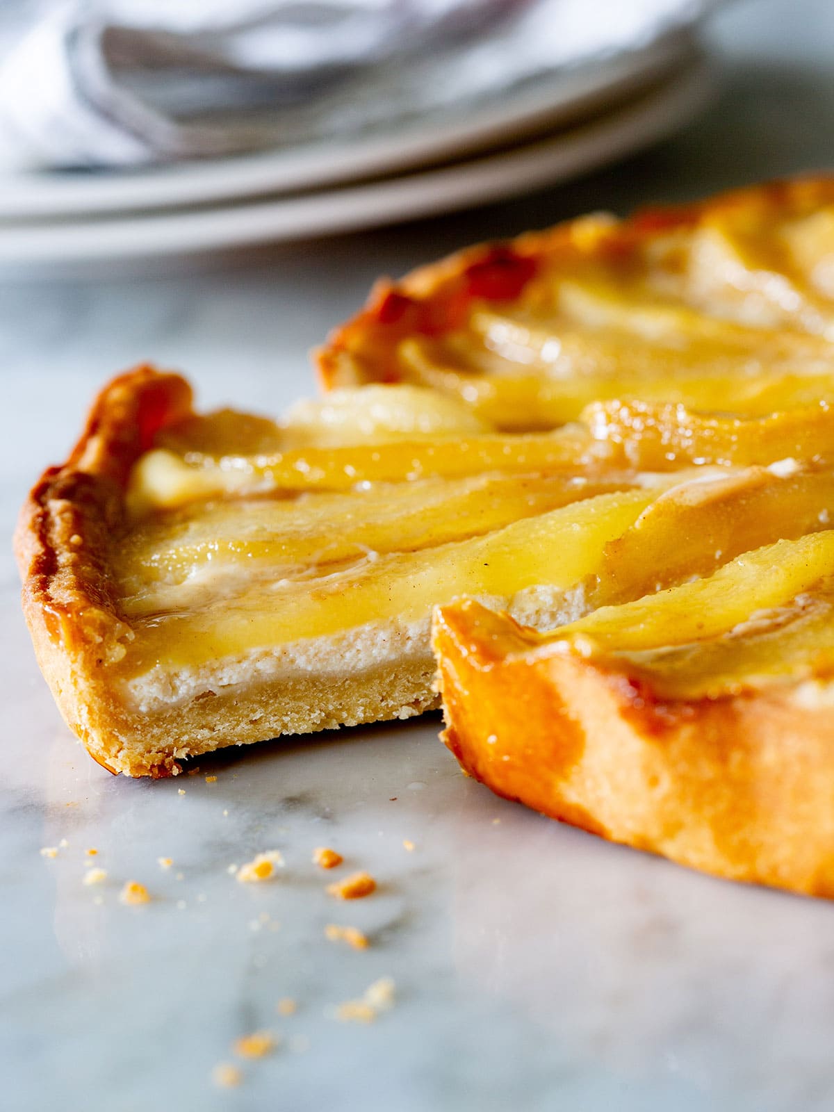 A slice of pear crostata di pere to see the filling.