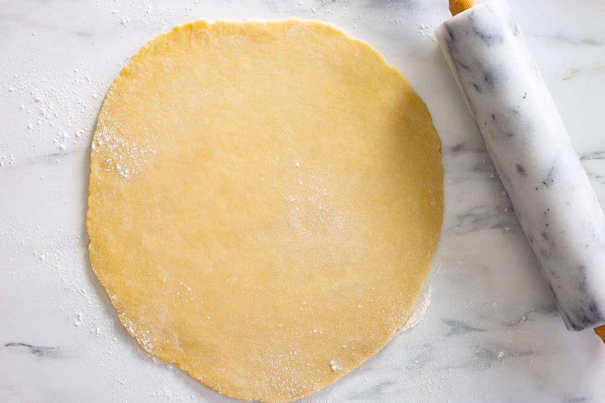 The dough rolled in a circle sheet.