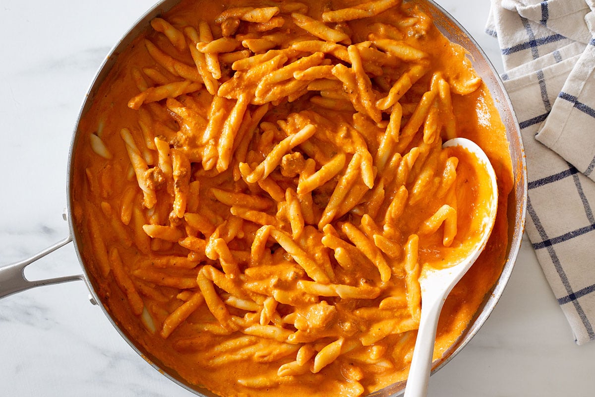 Pasta coated with the pepper and walnut sauce.