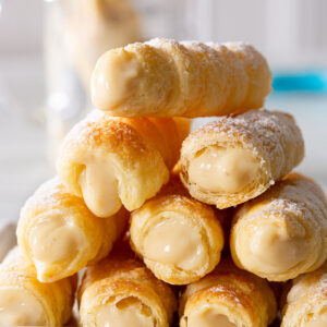 Italian cannoncini alla crema recipe.