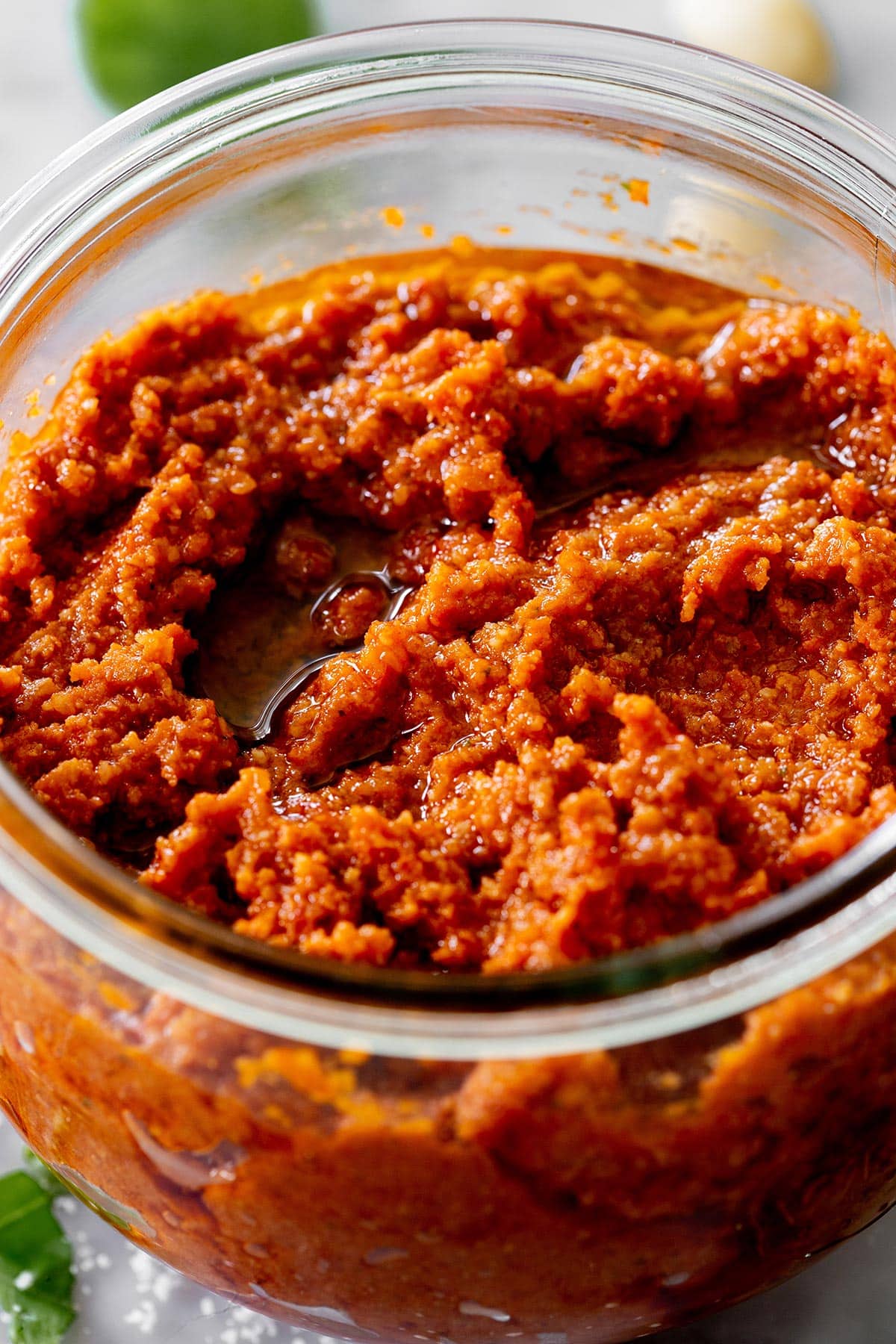 Close-up of pesto con pomodori secchi.