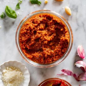 Pesto con pomodori secchi recipe.