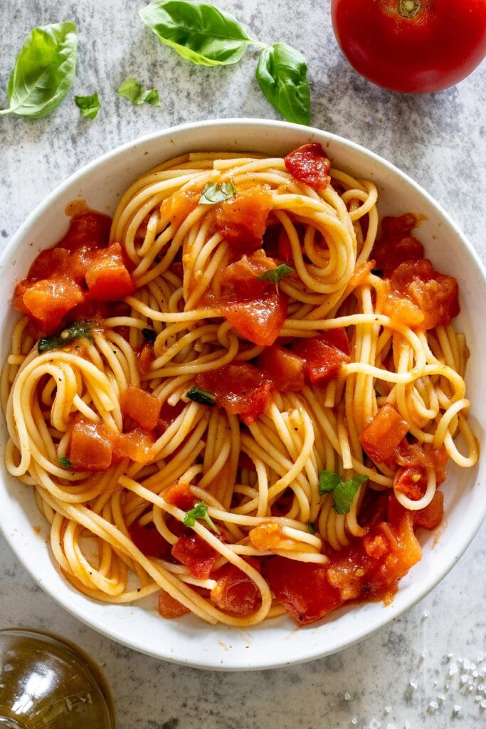 Pasta spaghetti with pomodoro fresco sauce.