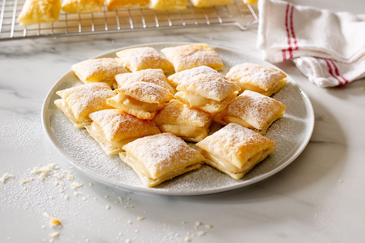 Sporcamuss baresi pastries on a plate.