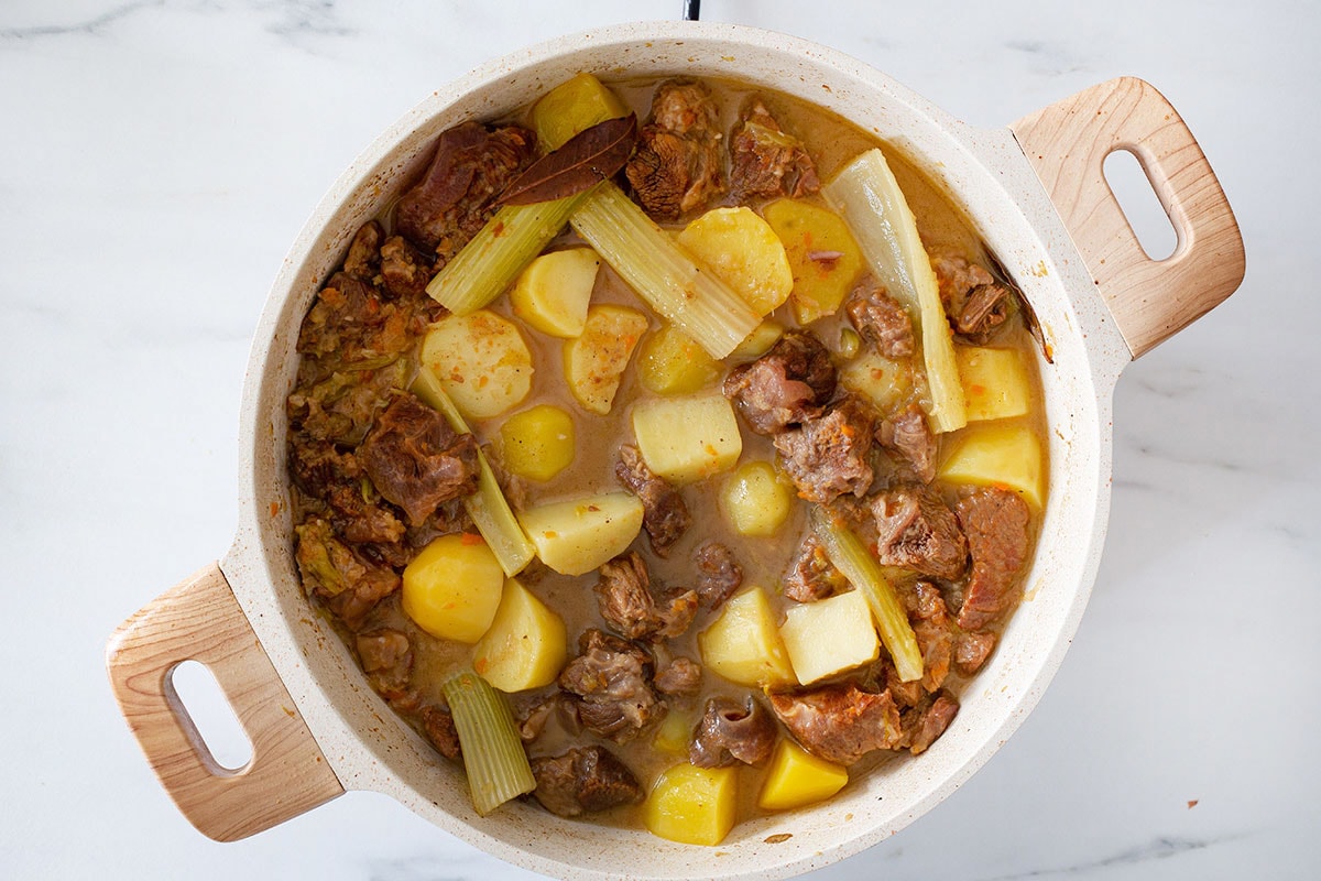 Fully cooked spezzatino di manzo in a braising pan.