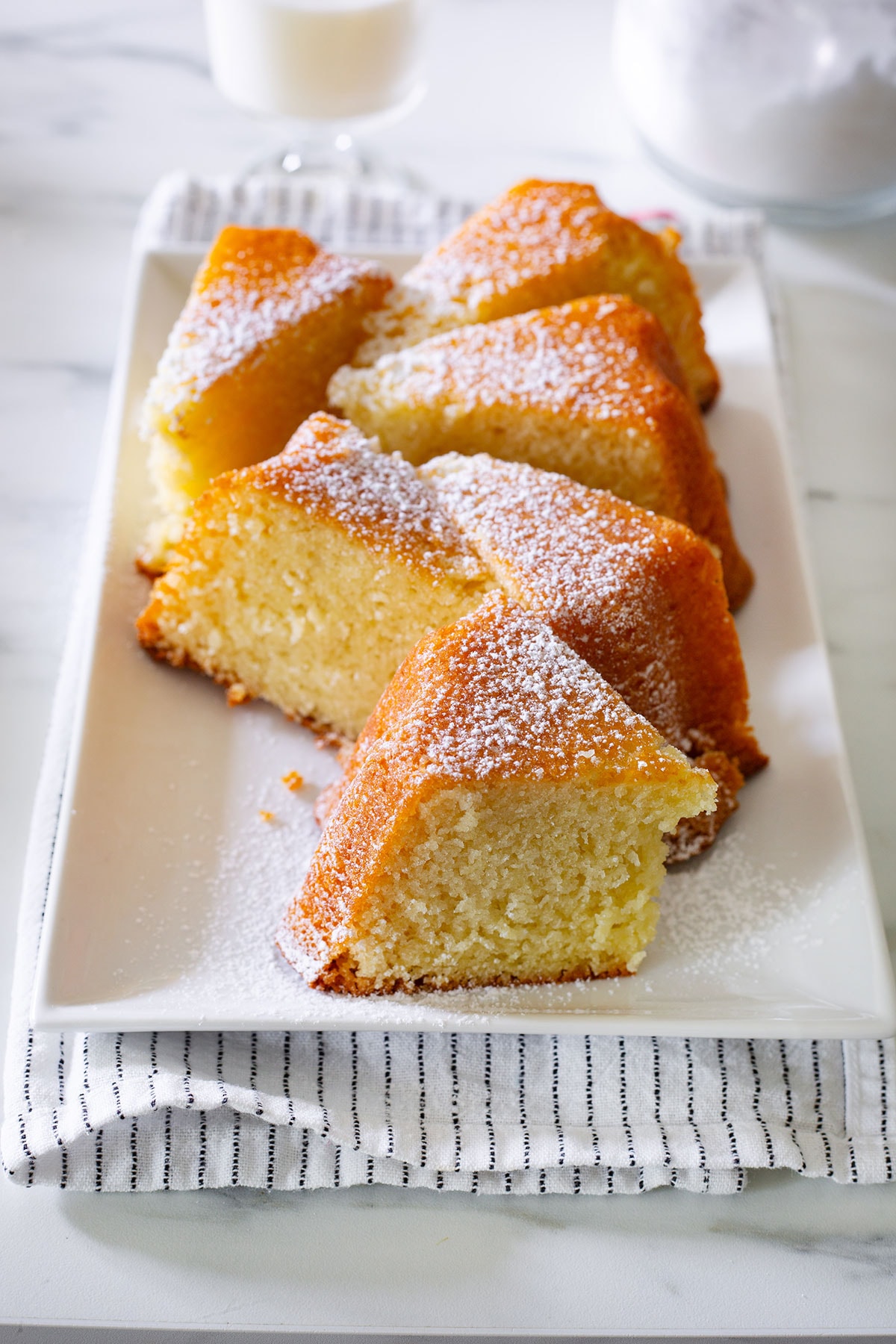 Torta 7 vasetti sliced on a serving platter.