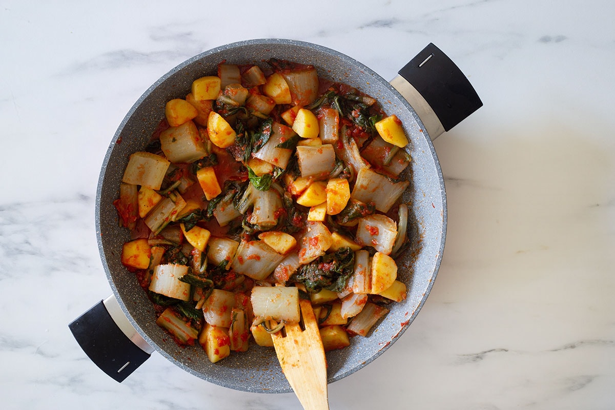The bietola e patate dish fully cooked in a pan.