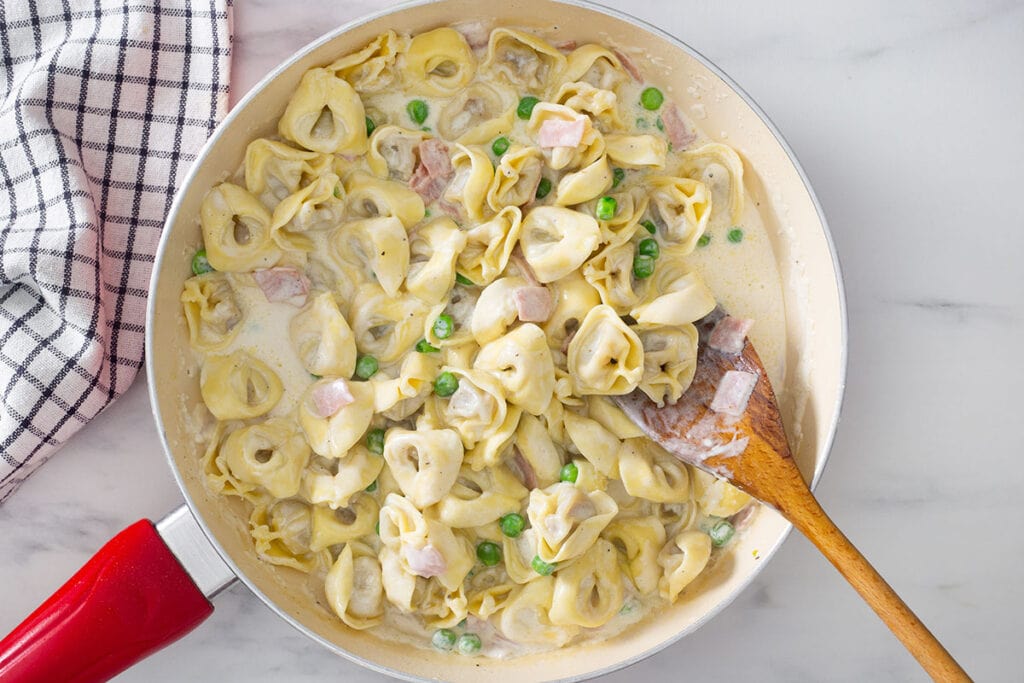 Tortellini alla panna in a pan, fready to serve.